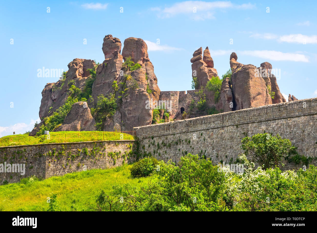 Belogradchik Felsen Felsen und Wand bei alten Kaleto, Wahrzeichen von Bulgarien Stockfoto