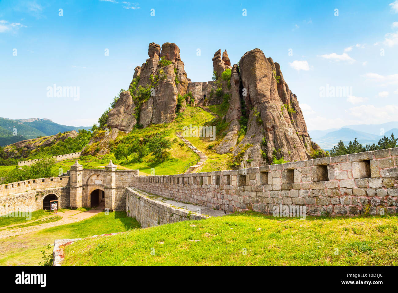 Lebendiges Bild von belogradchik Felsen Felsen und Wand bei alten Kaleto, Bulgarien Stockfoto