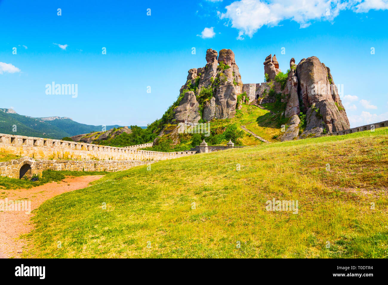 Lebendiges Bild von belogradchik Felsen Felsen und Wand von Kaleto, Bulgarien Stockfoto