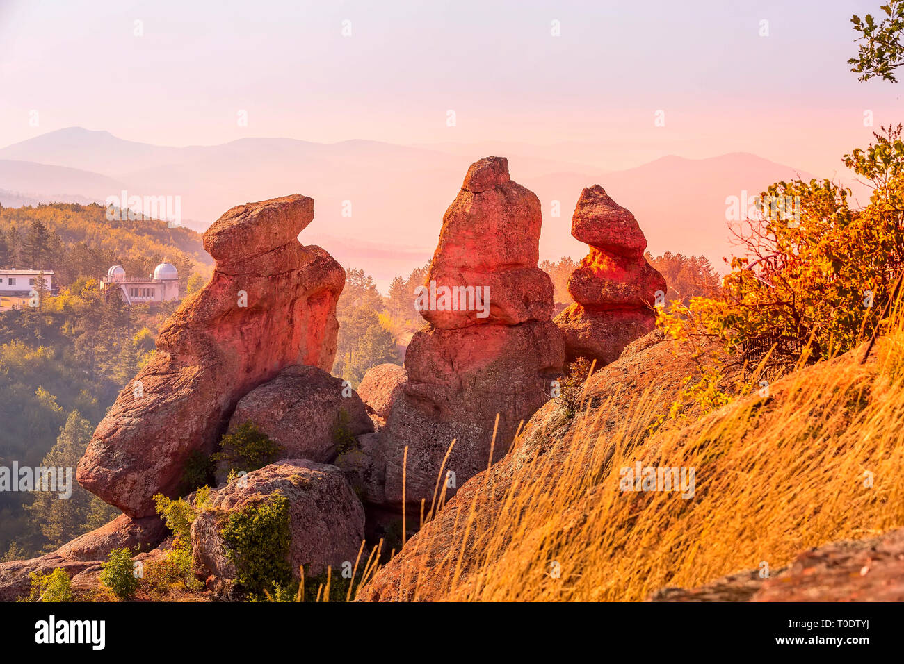 Sonnenuntergang am Belogradchik Felsen Felsen, Natur Edelstein Wahrzeichen, Panoramablick auf die Landschaft, Bulgarien Stockfoto