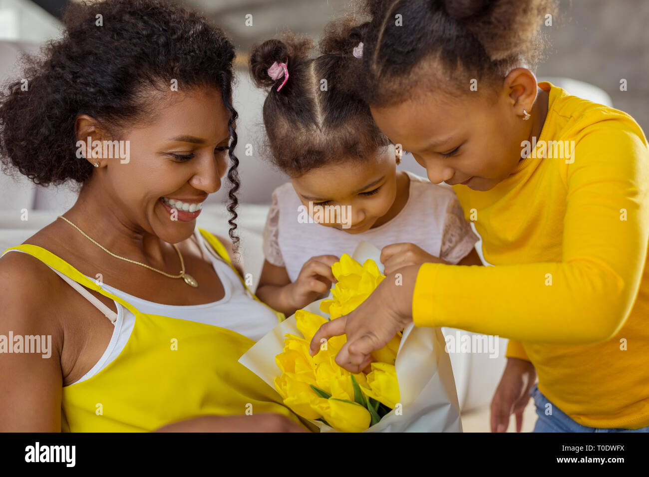 Fröhliche curly - behaarte Frau verbringt den Tag mit Töchter Stockfoto Fröhliche curly - behaarte Frau verbringt den Tag mit Töchter Stockfoto