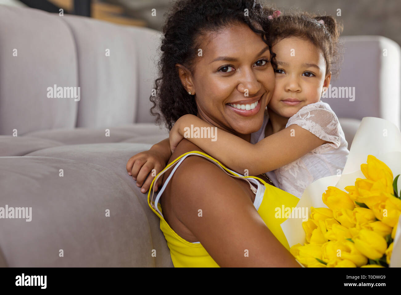 Erstaunliche internationale weibliche Person feiern Muttertag Stockfoto Erstaunliche internationale weibliche Person feiern Muttertag Stockfoto