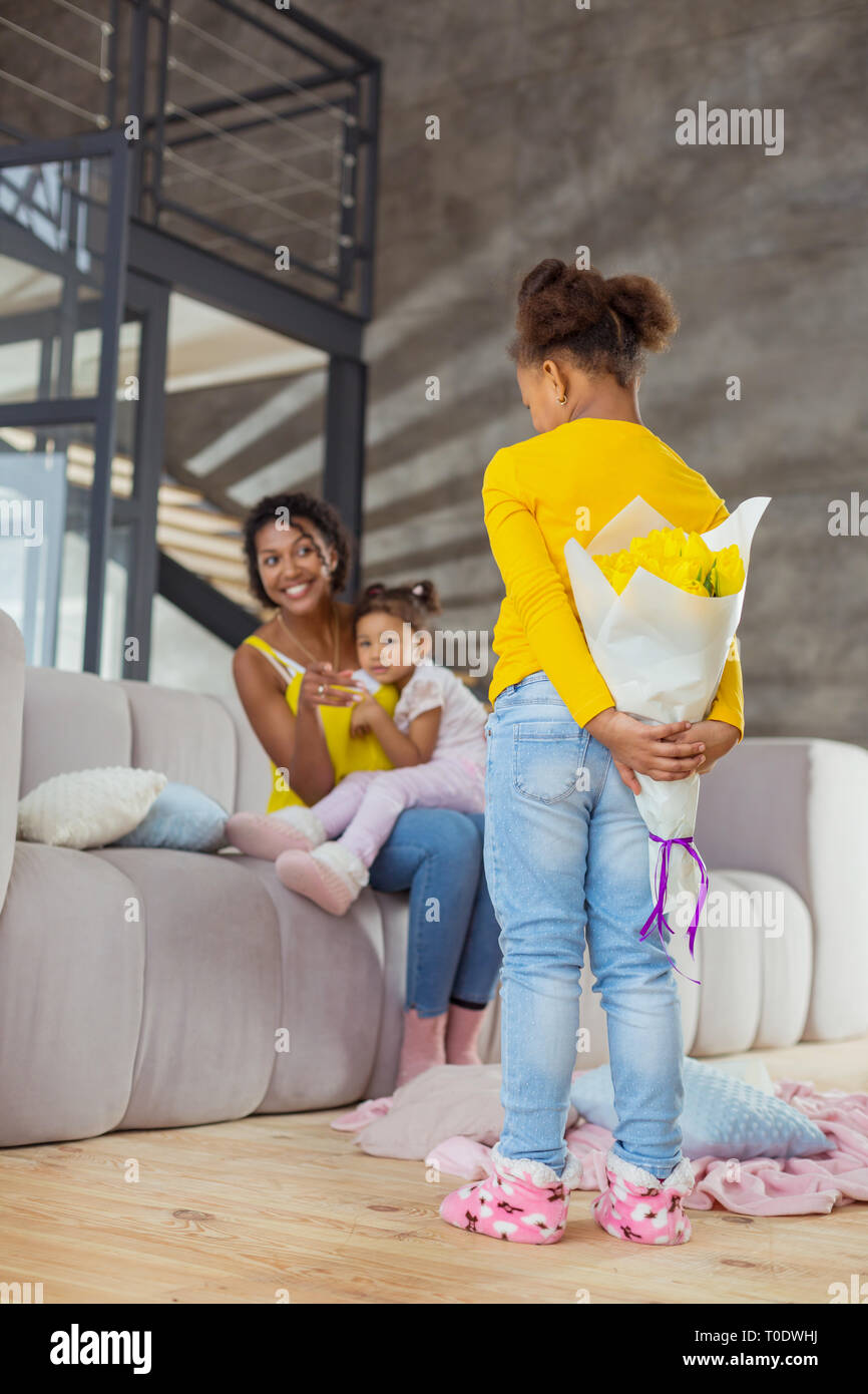 Gerne weibliche Person auf der Suche nach Ihrer vorhanden Stockfoto Gerne weibliche Person auf der Suche nach Ihrer vorhanden Stockfoto