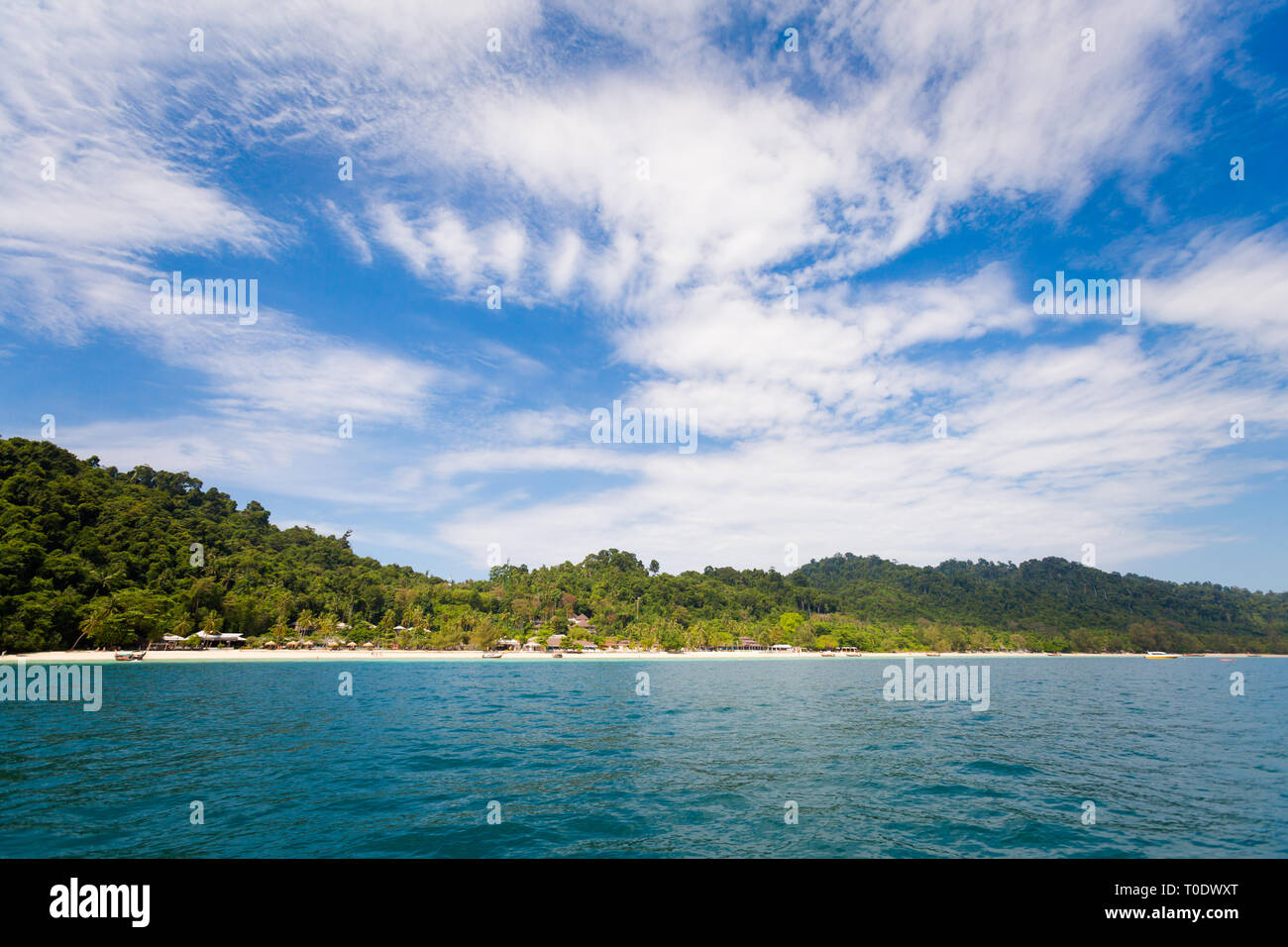 Sommer Marine auf der tropischen Insel Koh Ngai Insel in Thailand. Landschaft aus dem Meer entnommen Stockfoto