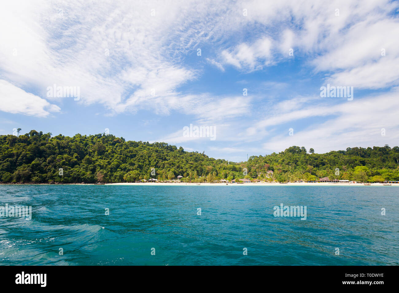 Sommer Marine auf der tropischen Insel Koh Ngai Insel in Thailand. Landschaft aus dem Meer entnommen Stockfoto
