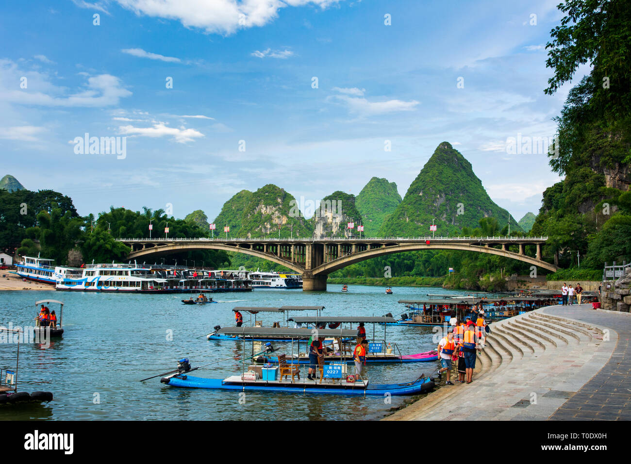 Yangshuo, China - 27. Juli 2018: Touristische Bambusflöße auf Li River in der Nähe von Yangshuo Guilin eine berühmte Reisen Stadt im Süden Chinas Stockfoto