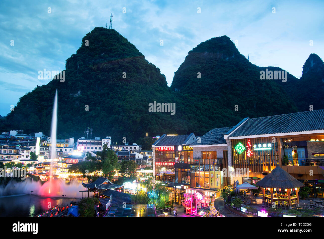 Yangshuo, China - 27. Juli 2018: Yangshuo malerische Stadt park der Unterhaltung und Freizeit Sehenswürdigkeiten vor Ort in der Dämmerung Stockfoto