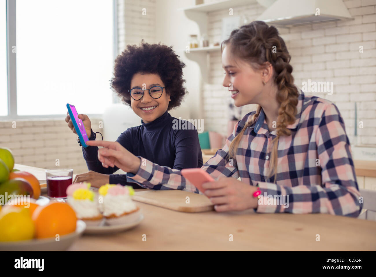 Freundliche internationale junge demonstriert seine neue Telefonnummer Stockfoto