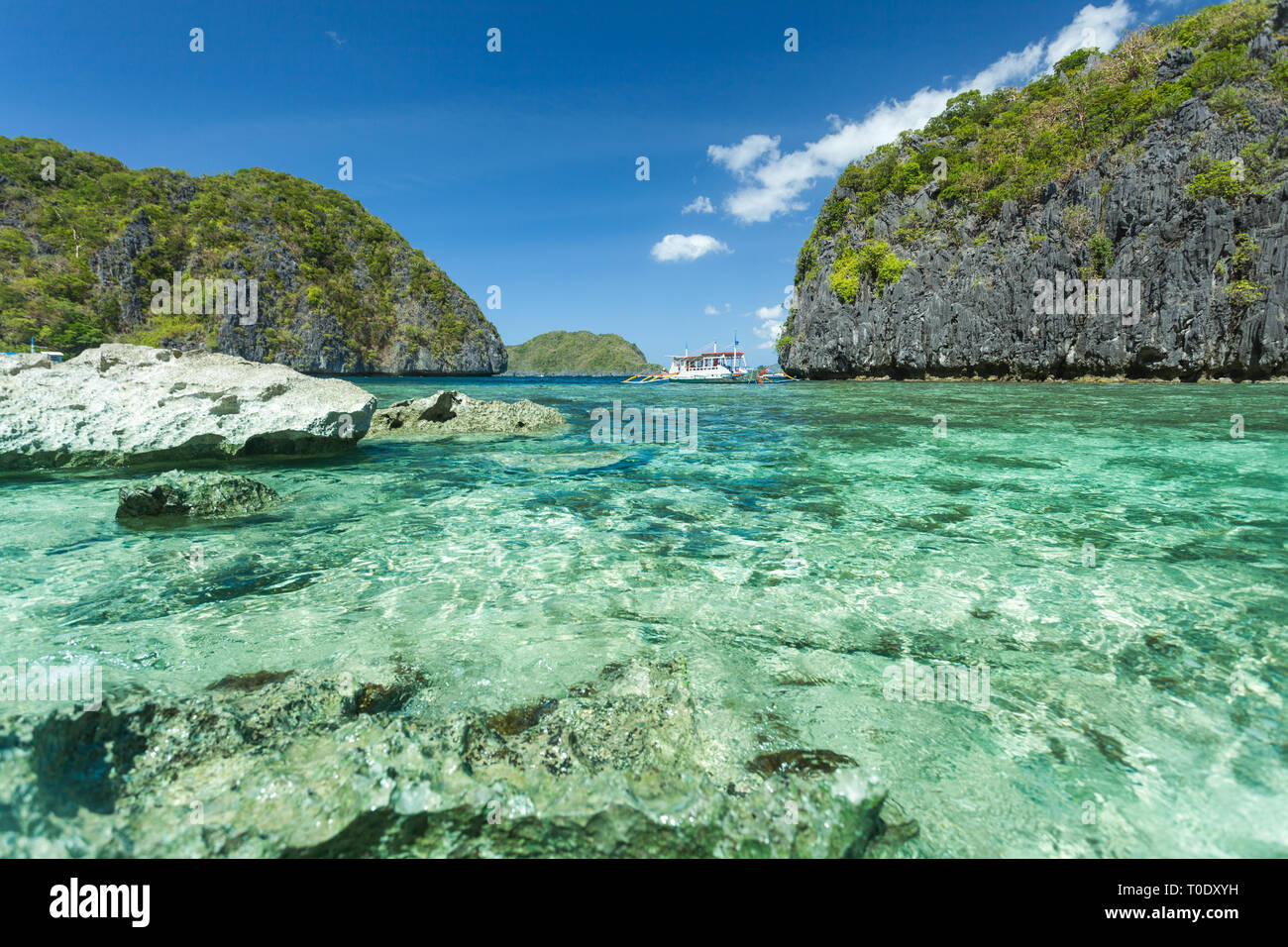 Schönen tropischen blauen Lagune. Die malerische Landschaft mit Meer und Berg Inseln, El Nido, Palawan, Philippinen Stockfoto
