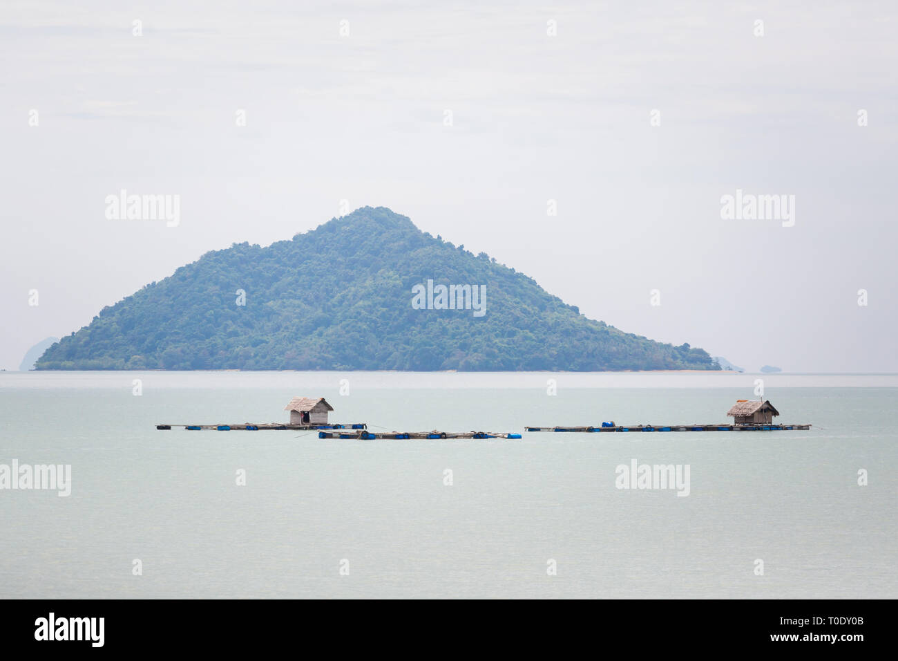 Sommer Landschaft auf der tropischen Insel Koh Lanta Noi in Thailand. Meereslandschaft mit schwimmenden Dorf Hütten. Stockfoto