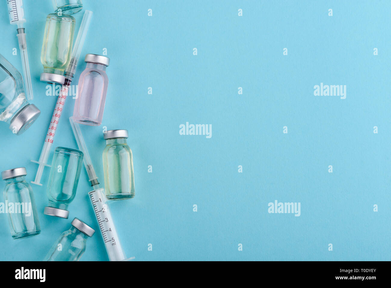 Ampullen und Spritzen auf Blau Stockfoto