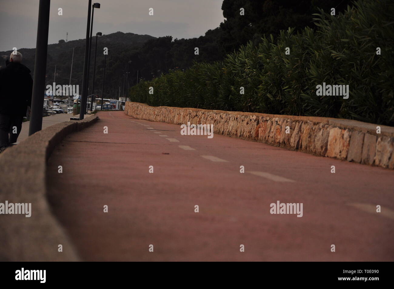 Promenade am Meer entlang. Niemand auf dem neuen Radweg in Mali Losinj Stockfoto