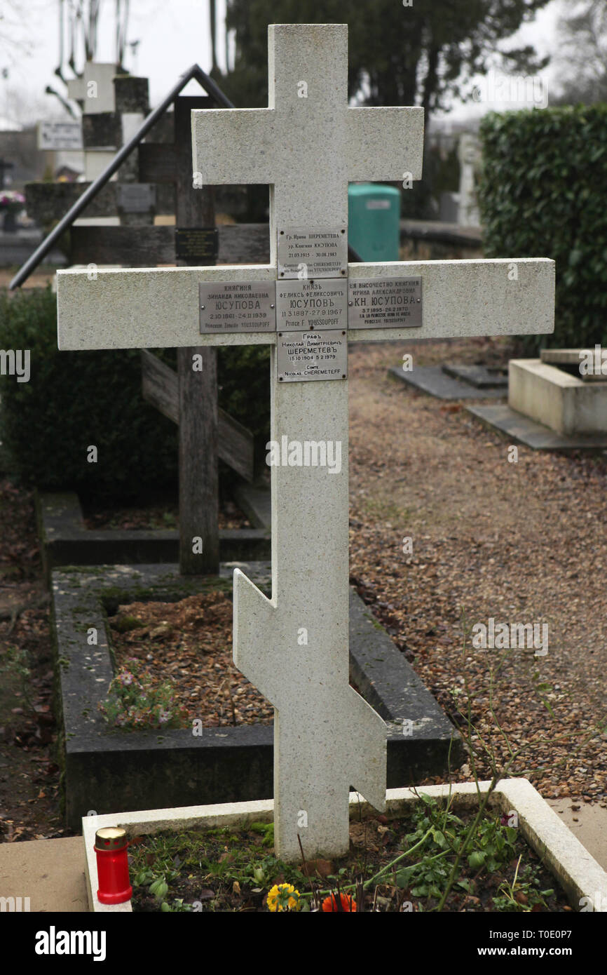 Grab des russischen Fürsten Felix Yusupov (1887-1967) auf dem russischen Friedhof in Sainte-Geneviève-des-Bois (Cimetière russe de Sainte-Geneviève-des-Bois) in der Nähe von Paris, Frankreich. Er ist vor allem dafür bekannt, dass er an der Attentat auf Grigori Rasputin beteiligt ist. Seine Mutter Prinzessin Zinaida Yusupova und seine Gattin Prinzessin Irina Alexandrowna aus der Romanow-Dynastie sind hier neben anderen Verwandten begraben. Stockfoto