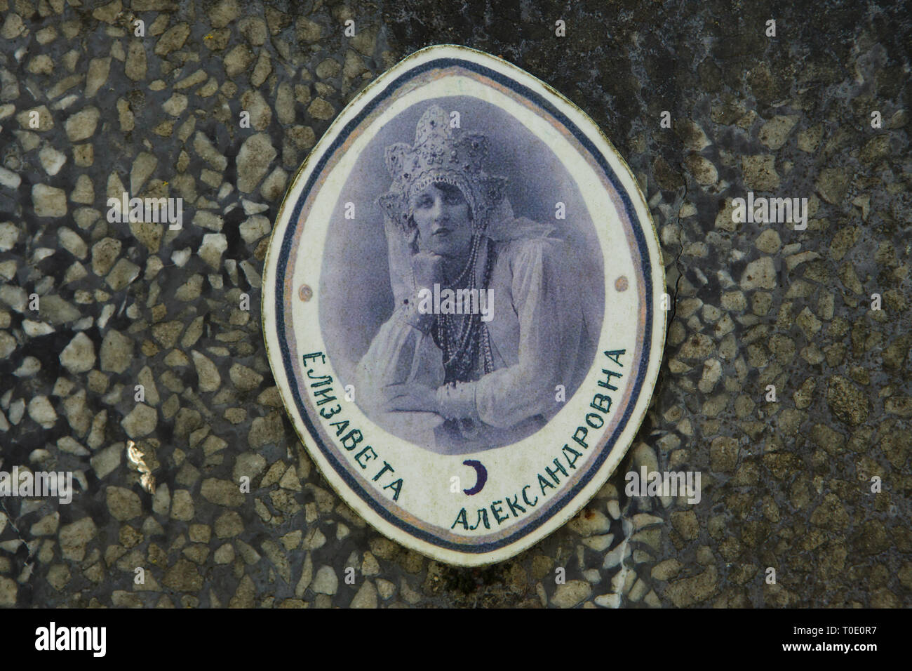Foto von russischen Emigranten Yelizaveta Dubentseva auf Ihrem Grabstein auf dem Russischen Friedhof in Sainte-Geneviève-des-Bois (Saint-Florent-le-Vieil Russe de Sainte-Geneviève-des-Bois) in der Nähe von Paris, Frankreich. Yelizaveta Dubentseva, geb. Antonovskaya, wurde am 22. Oktober 1901 geboren, verließ Russland im Alter von ungefähr 20, verbrachte mehr als ein halbes Jahrhundert im Exil und starb im Alter von 81 am 30. September 1983. Yelizaveta Dubentseva dargestellt ist eine traditionelle russische Kopfbedeckung namens kokoshnik gekleidet. Stockfoto