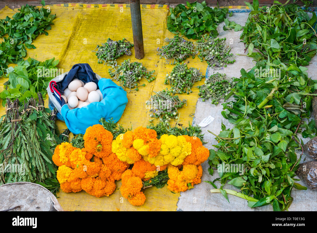 Orange ringelblume Blumen, Eier und Kräuter für den Verkauf angezeigt, morgen Street Food Market, Luang Prabang, Laos, Se Asien Stockfoto