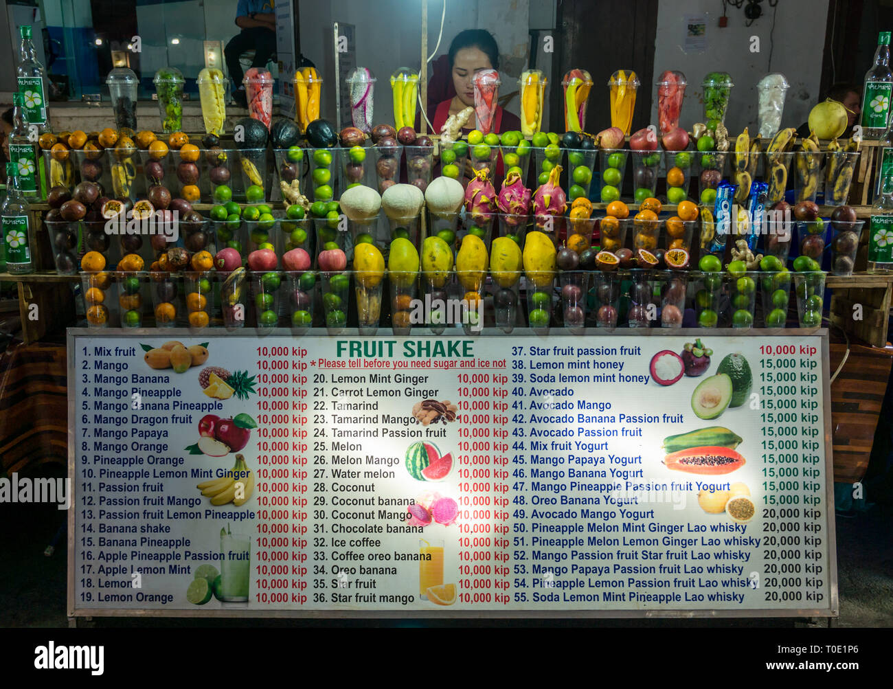 Frau Inhaber bei Obst schütteln Getränke Abschaltdruck am Street Food Night Market Stall, Luang Prabang, Laos, Se Asien Stockfoto