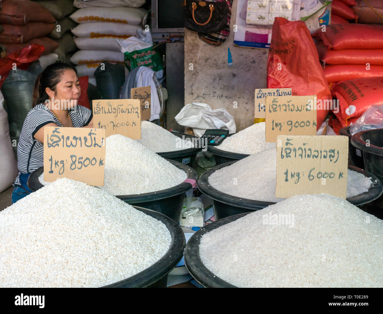 Eimer von Sorten von Reis für Verkauf an den Marktstand, Phosy Tag Markt, Luang Prabang, Laos, Se Asien Stockfoto