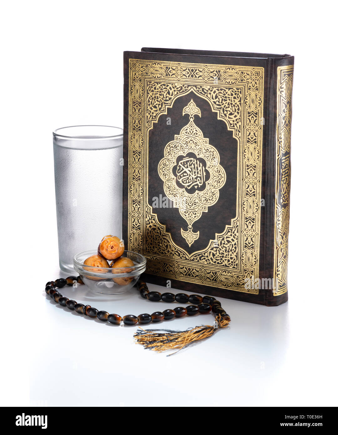 Ramadan, Koran das heilige Buch, Wasser, Termine und Rosenkranz, isoliert auf weißem Hintergrund Stockfoto