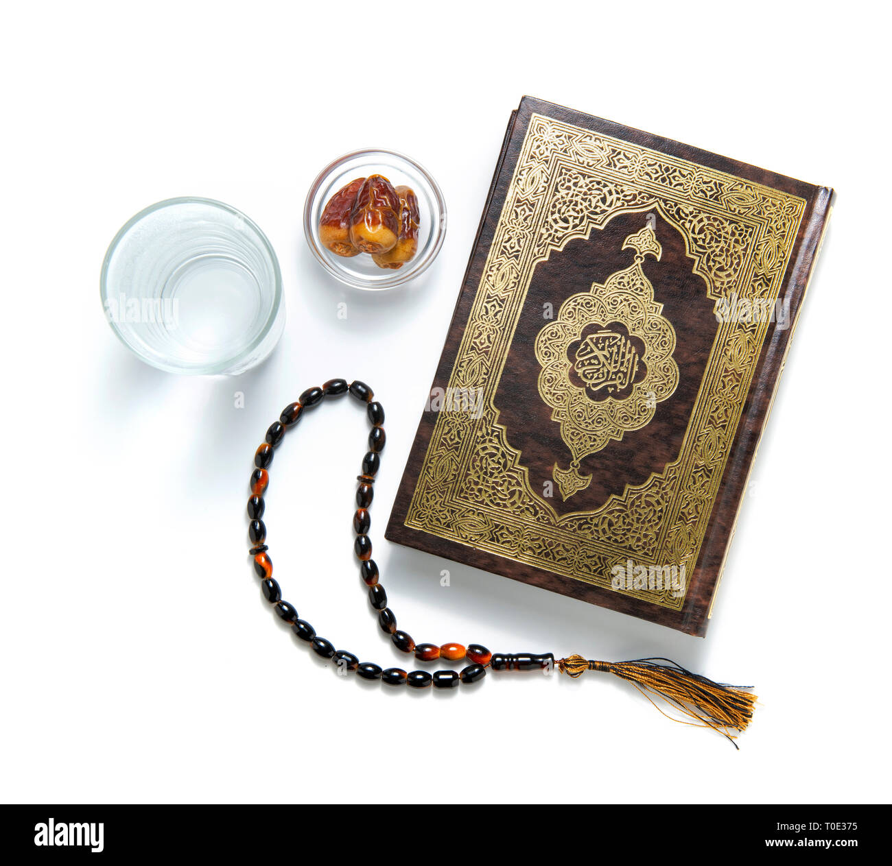 Ramadan, Koran das heilige Buch, Wasser, Termine und Rosenkranz, isoliert auf weißem Tabelle Stockfoto