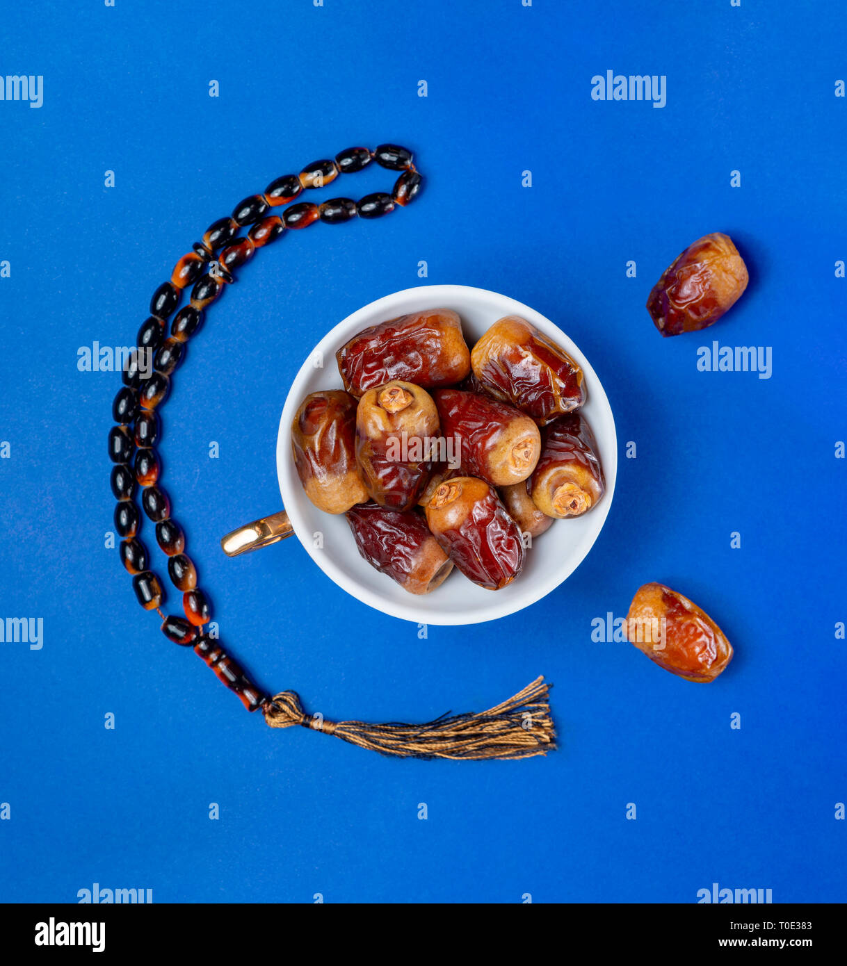 Der Darm des Ramadan, frische Früchte, Termine und Rosenkranz, auf Blau Stockfoto