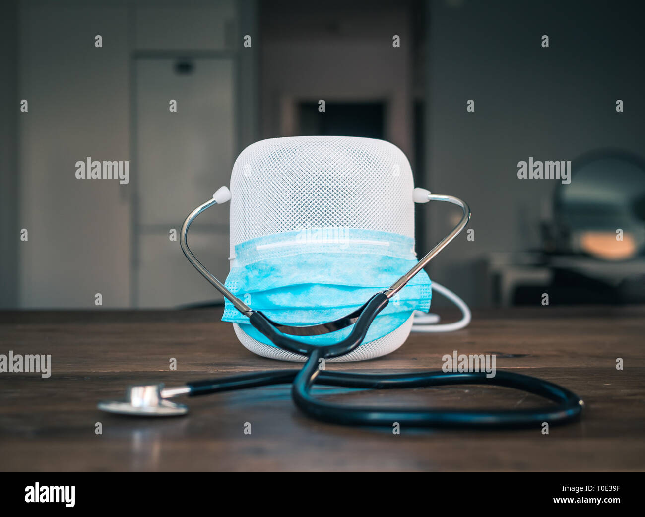 Smart-Lautsprecher mit e-Health Concept. Online Arzt mit AI. Stockfoto