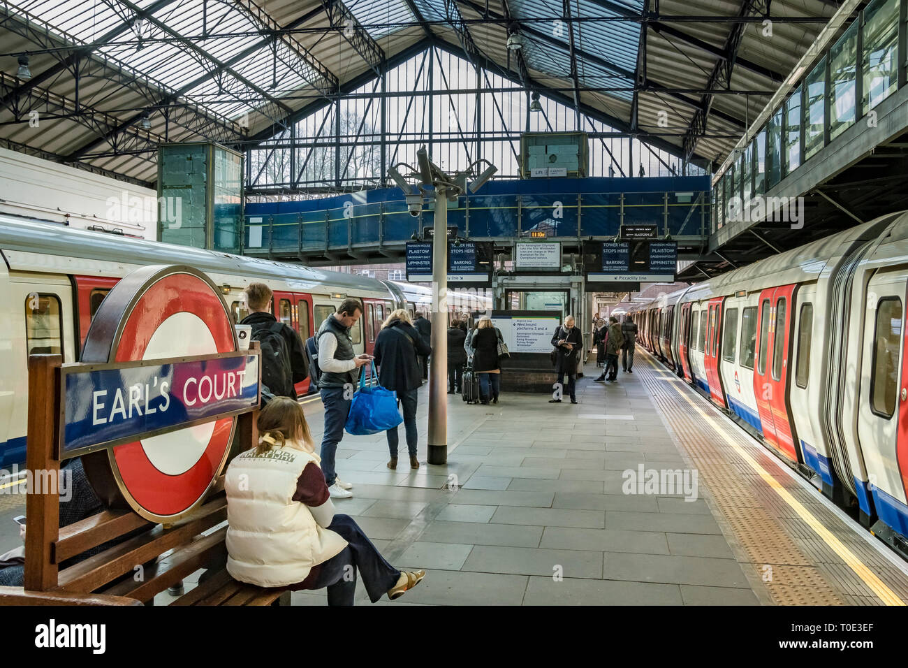 Züge der District Line warten auf Bahnsteigen an der U-Bahn-Station Earls Court in London, Großbritannien Stockfoto