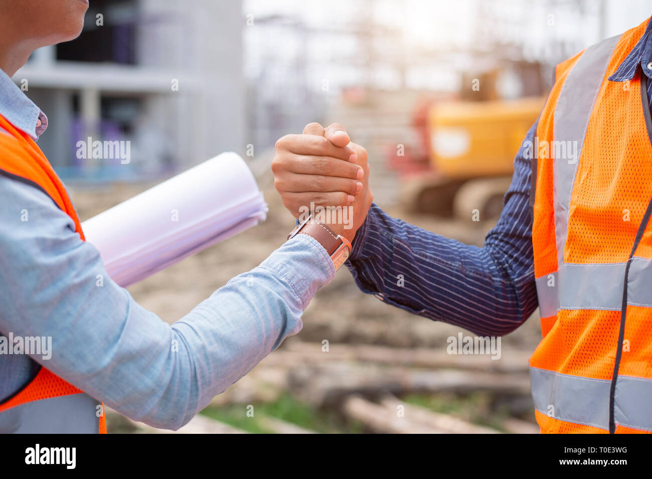 Asiatische Ingenieur Handshake. Erfolgreiche Ingenieur handshaking nach guter Deal. Ingenieur Partnerschaft treffen Konzept. Stockfoto