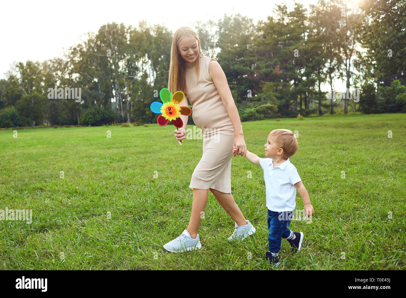 Mutter mit Kind spielt im Park. Stockfoto
