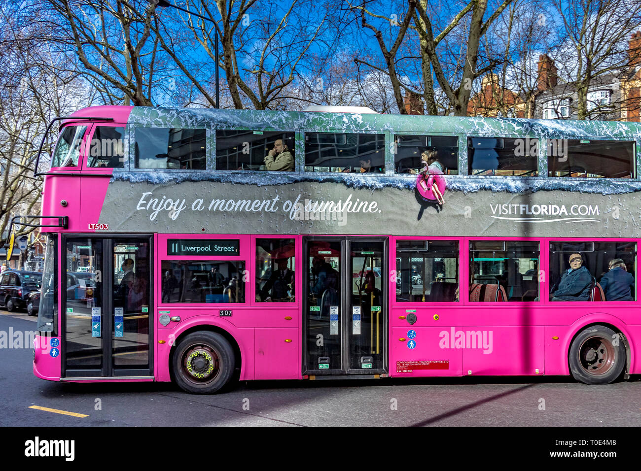 Eine Zahl 11 London Bus rosa als Teil einer Visit Florida Werbekampagne gemalt , macht es Weg um Sloane Square , London, Großbritannien Stockfoto