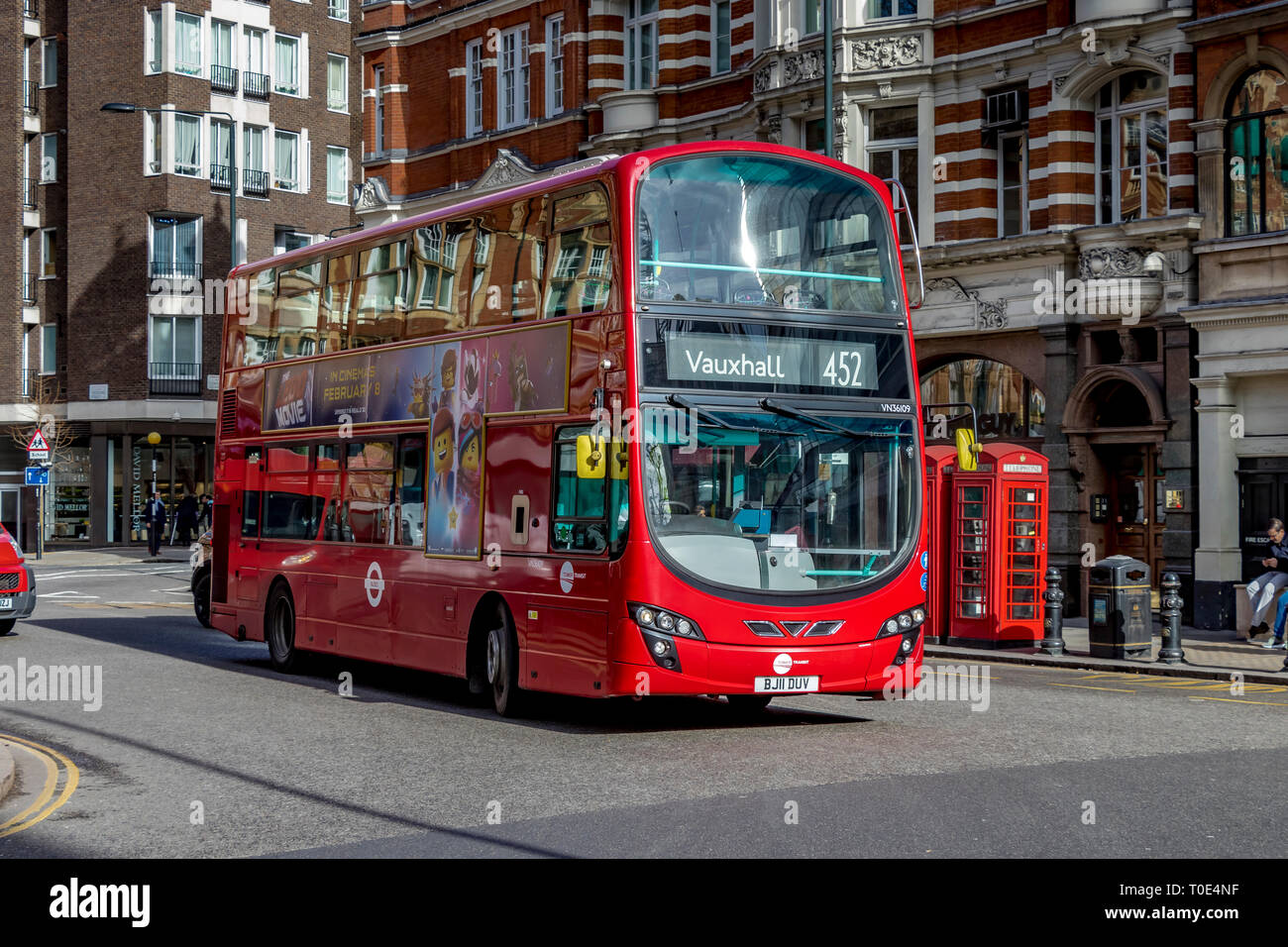 Ein roter Doppeldeckerbus der Nummer 452 fährt auf dem Weg nach Vauxhall, London, Großbritannien, um den Sloane Square herum Stockfoto