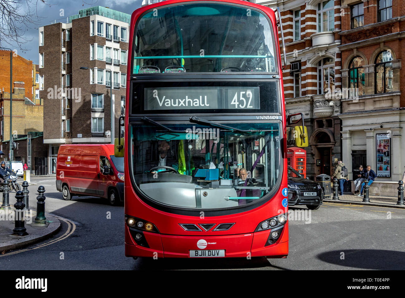 Ein roter Doppeldeckerbus der Nummer 452 fährt auf dem Weg nach Vauxhall, London, Großbritannien, um den Sloane Square herum Stockfoto