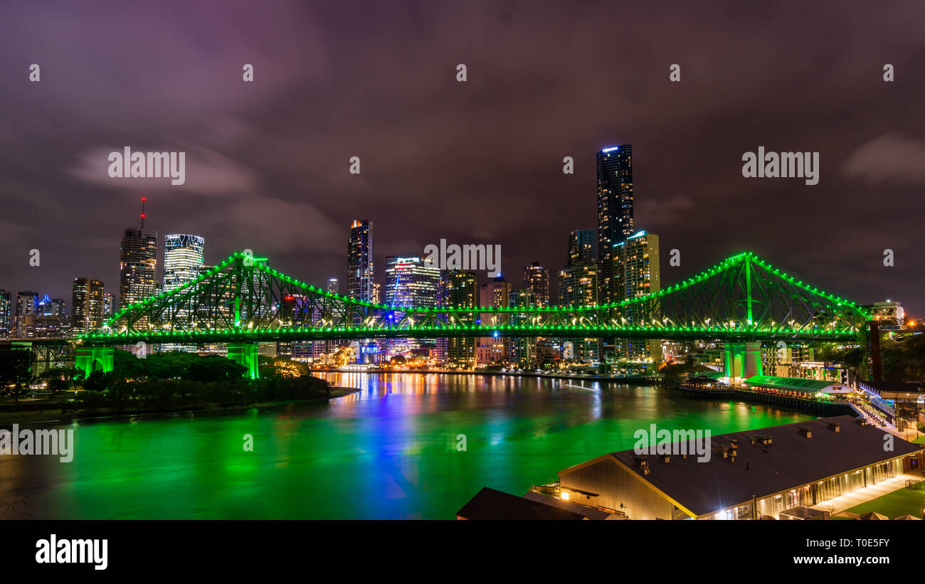 Brisbane City an einem bewölkten Nacht. In Queensland, Australien, der Hauptstadt von Queensland entfernt. Stockfoto