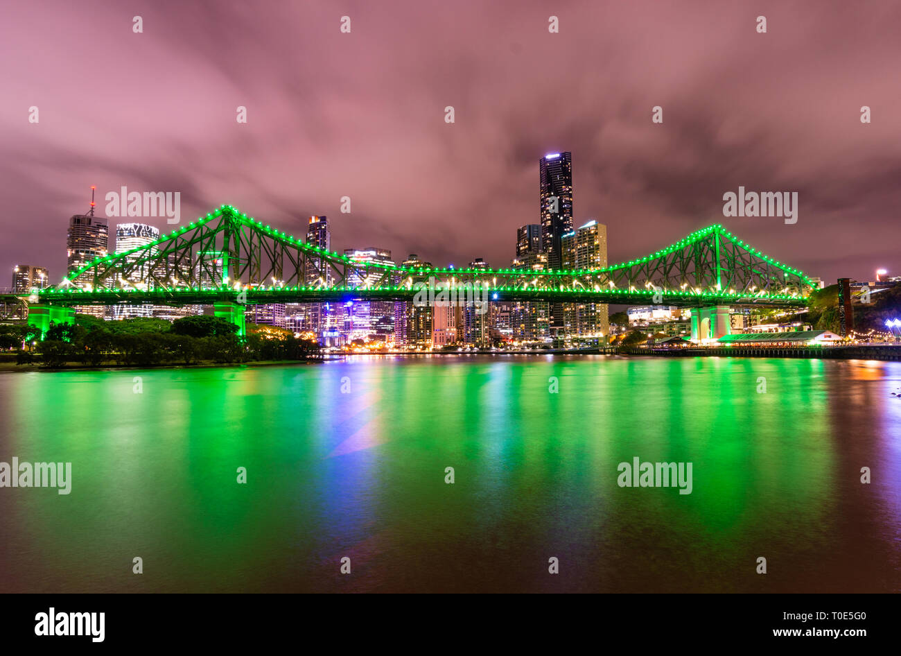 Brisbane City an einem bewölkten Nacht. In Queensland, Australien, der Hauptstadt von Queensland entfernt. Stockfoto