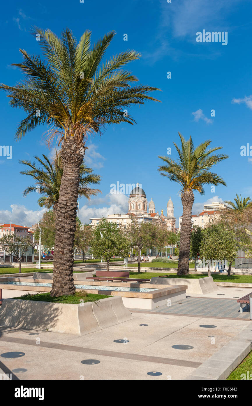 Park Jardin Bonaparte, im Hintergrund die Basilika Notre Dame von Victoire, Saint-Raphael, Var, Provence-Alpes-Cote d'Azur, Frankreich, Europa Stockfoto