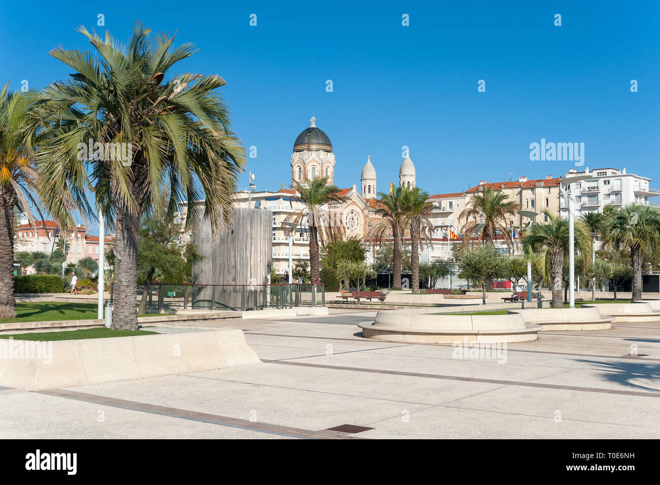 Park Jardin Bonaparte, im Hintergrund die Basilika Notre Dame von Victoire, Saint-Raphael, Var, Provence-Alpes-Cote d'Azur, Frankreich, Europa Stockfoto