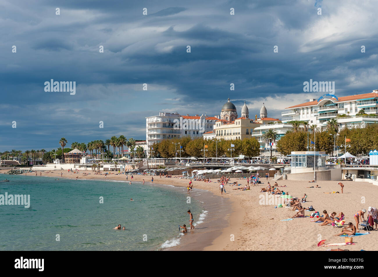Strand und Stadtbild, Saint-Raphael, Var, Provence-Alpes-Cote d'Azur, Frankreich, Europa Stockfoto