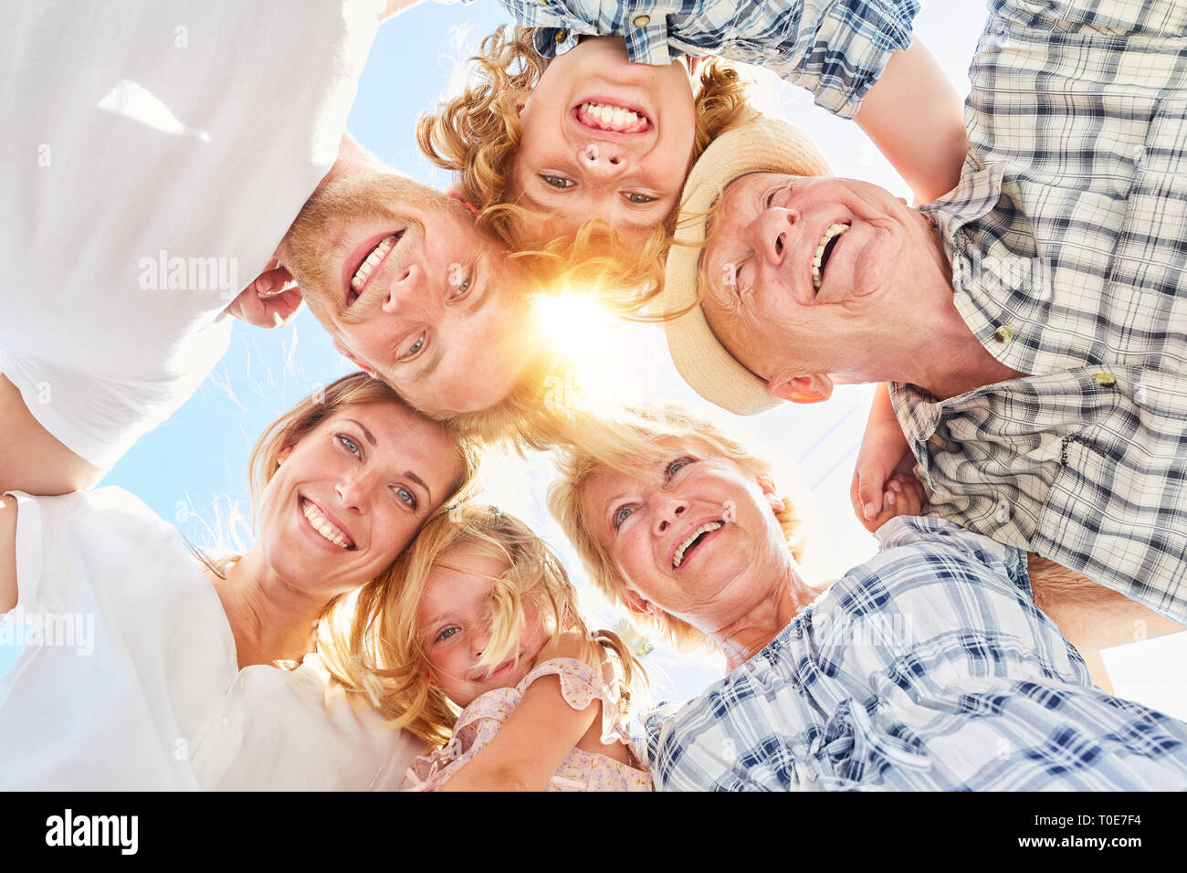 Gerne große Familie mit Kinder lacht im Sommer an der Kamera Stockfoto
