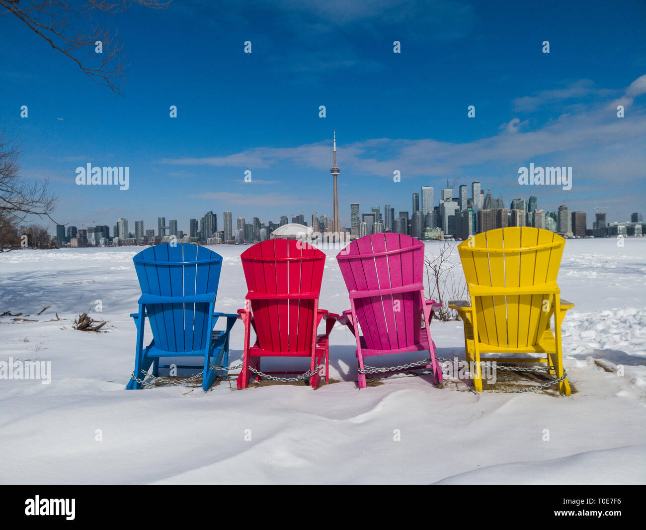 Blick auf die Skyline von Toronto gesehen Form Toronto Islands mit bunten Stühlen Stockfoto