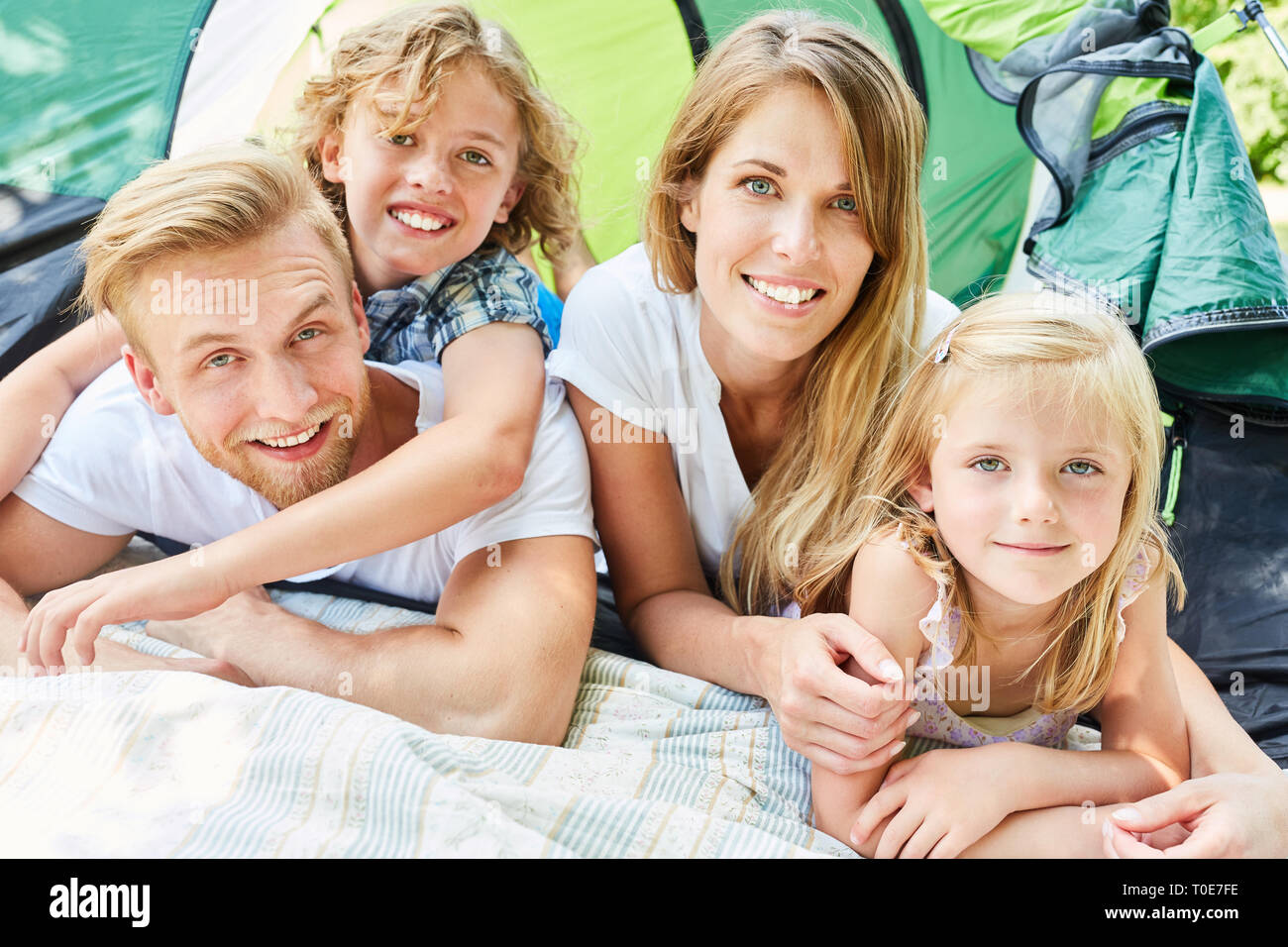 Glückliche Familie mit zwei Kindern Camping im Sommer Camping Ferienhäuser Stockfoto