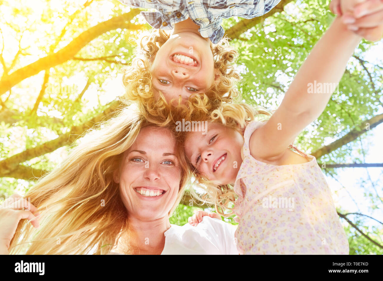 Alleinerziehende Mutter mit zwei Kindern im Sommer im Urlaub Stockfoto