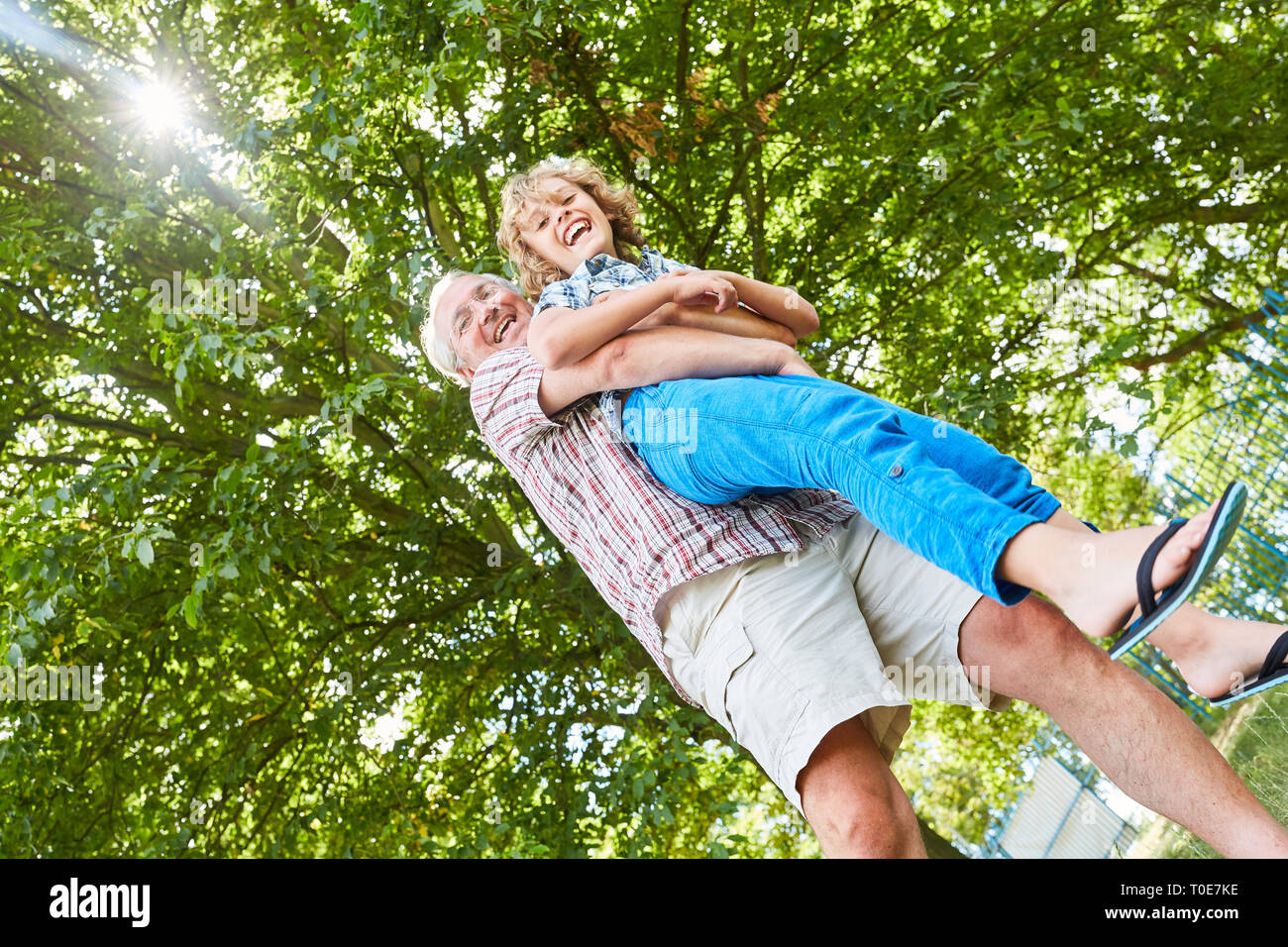 Großvater und seinem Enkel viel Spaß im Park im Sommer und zusammen spielen Stockfoto