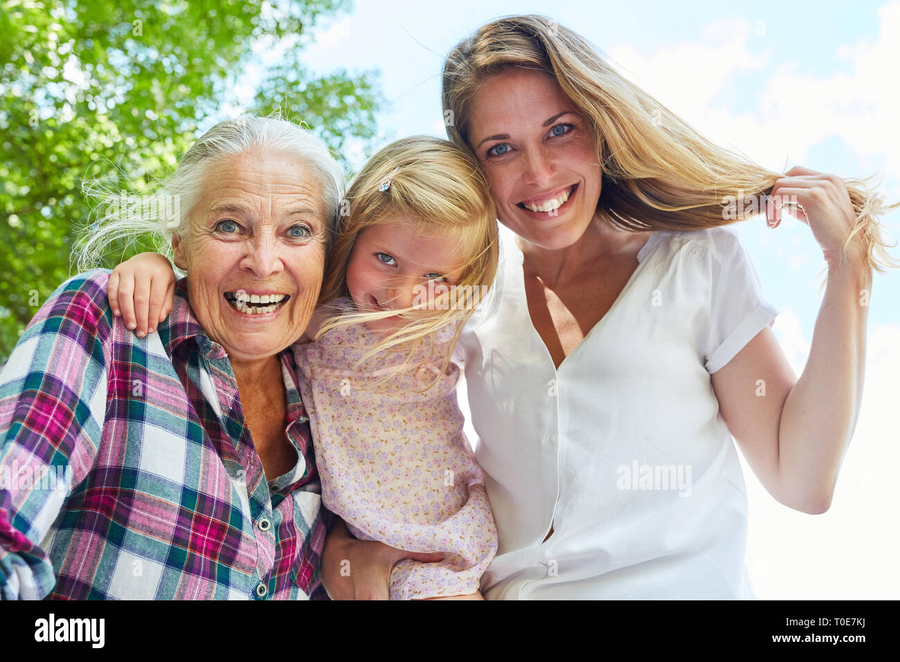Freudige Großmutter zusammen mit ihrer Tochter und Enkelin im Sommer Stockfoto