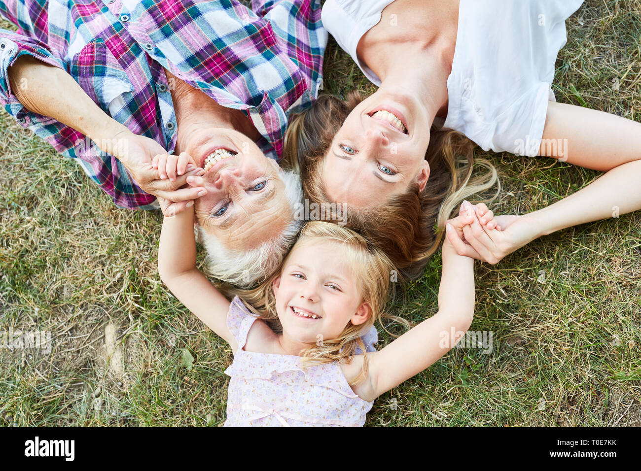 Glückliches Kind mit Mutter und Großmutter zusammen als erweiterte Familie Stockfoto