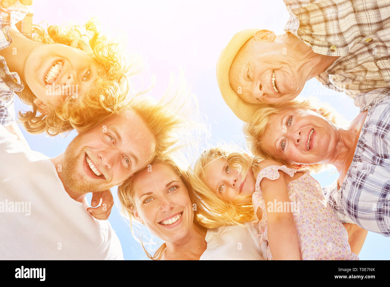 Erweiterte Familie mit Großeltern und Enkel Lachen in der Sonne zusammen Stockfoto