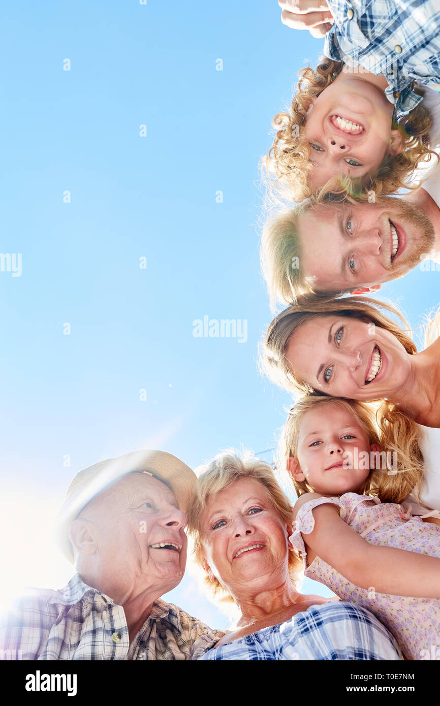Glückliche Familie oder Großfamilie mit den Großeltern und Kinder Stockfoto