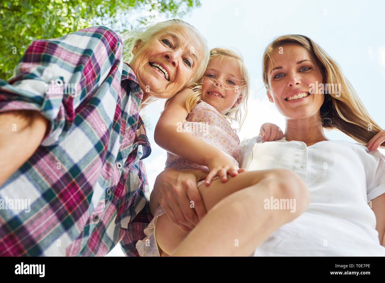 Glückliche Familie mit Frauen in drei Generationen als erweiterte Familie im Sommer Stockfoto