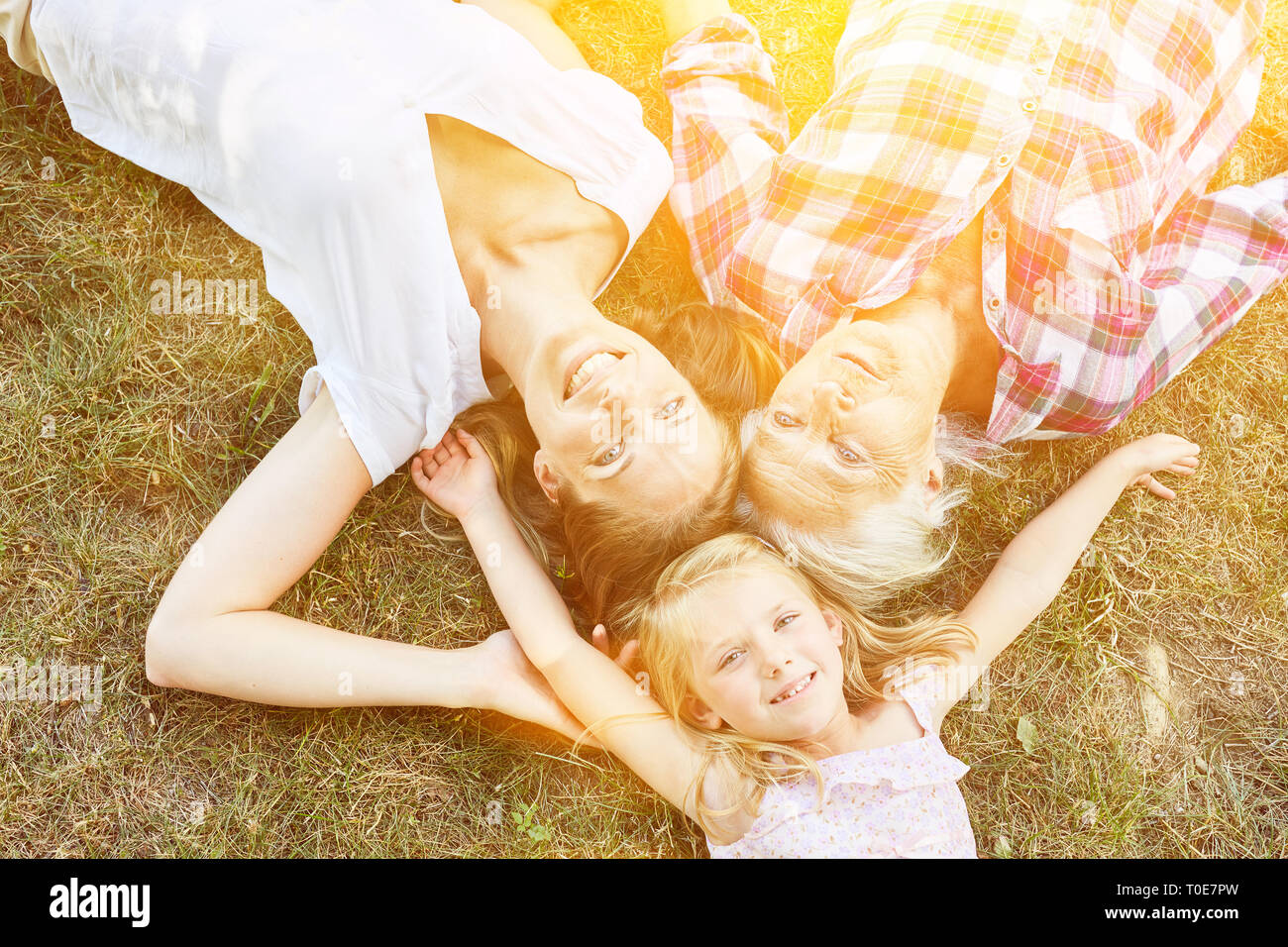 Familie mit drei Generationen von Frauen zusammen in einer Wiese Stockfoto
