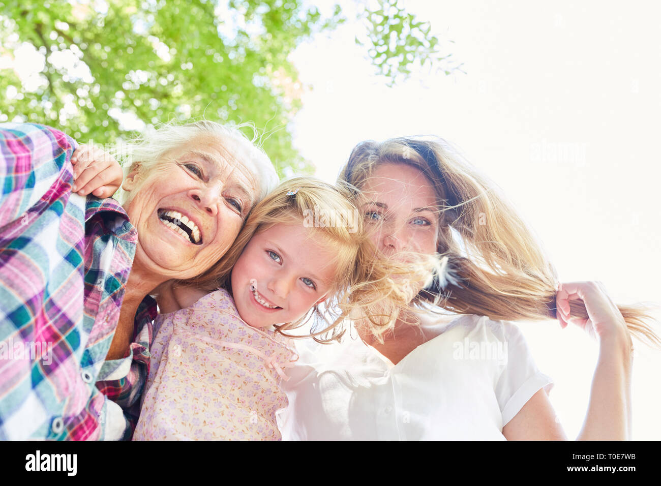 Gerne Frauen in drei Generationen mit Oma und Enkelin zusammen in der Sonne Stockfoto