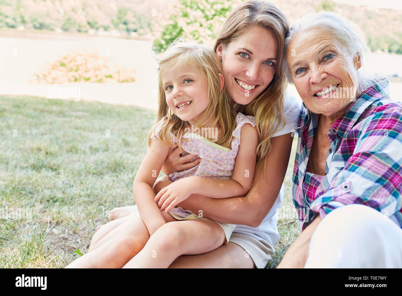 Frauen einer Familie in drei Generationen mit Mutter zwischen Großmutter und Enkelin Stockfoto