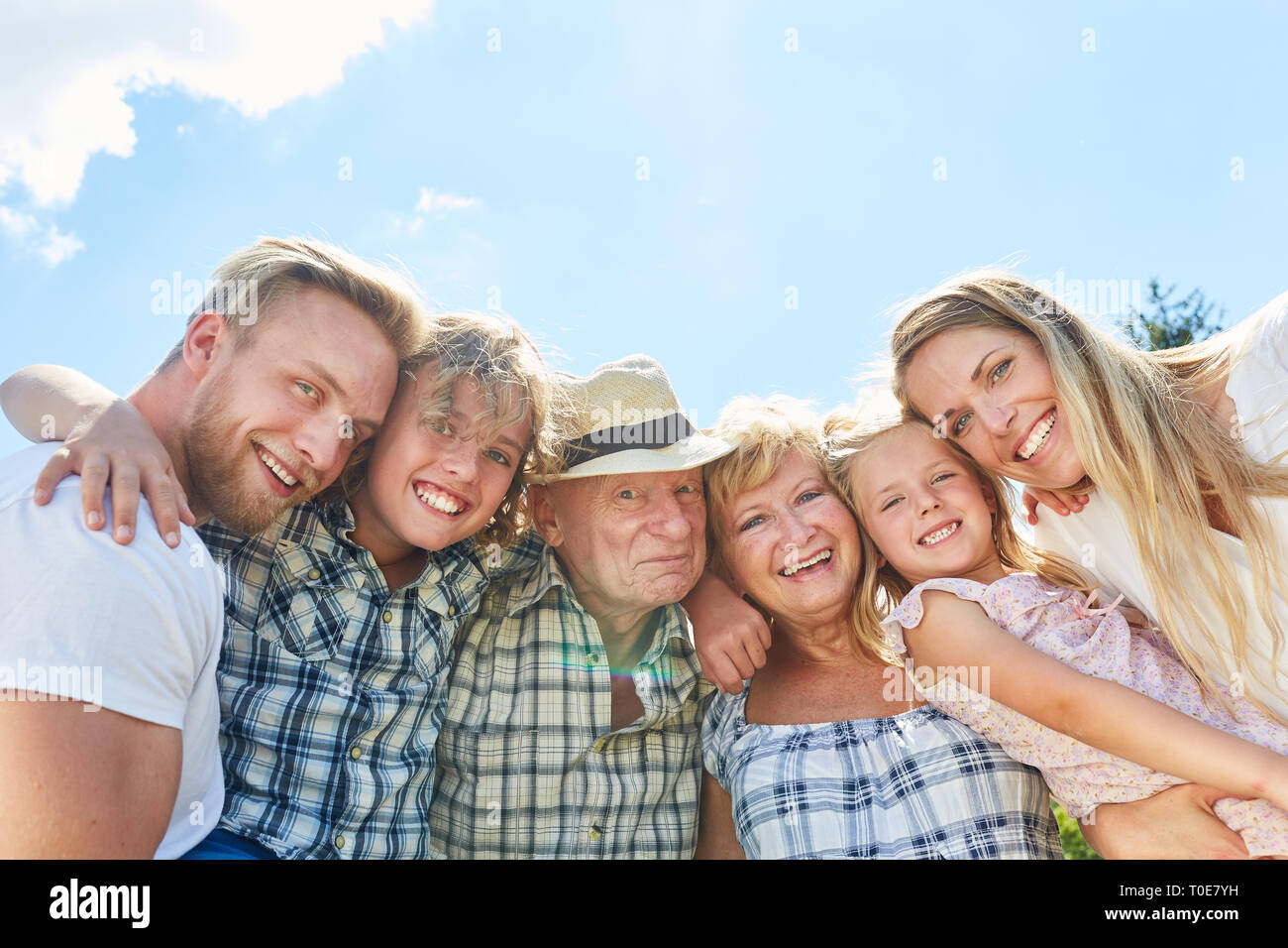 Glückliche Familie mit Kindern und Großeltern als Symbol der Harmonie Stockfoto